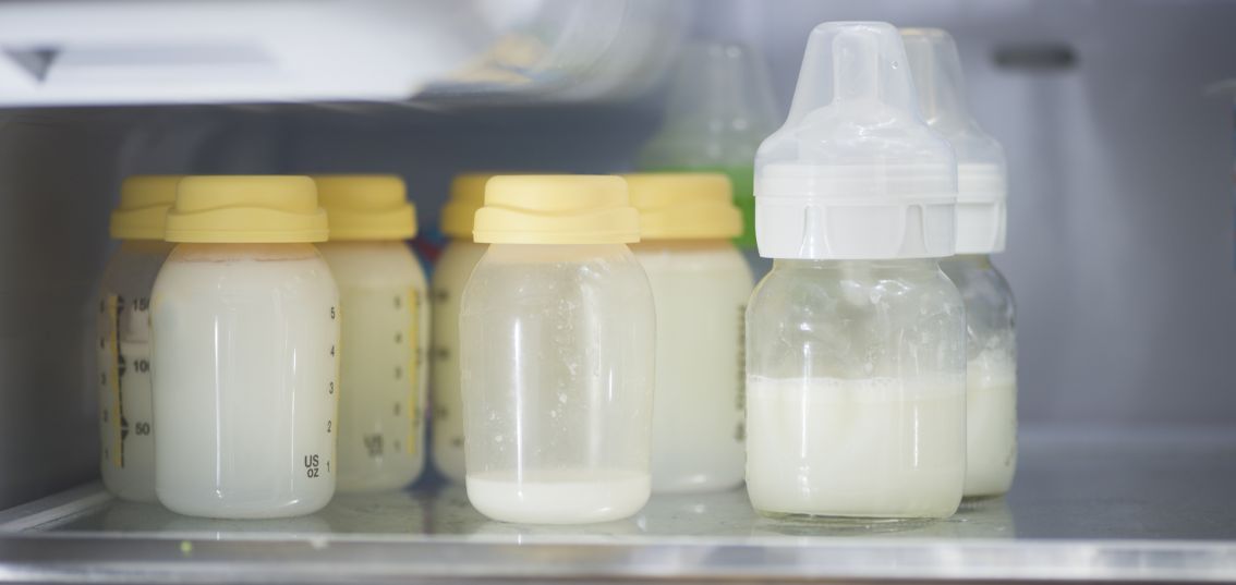 Le biberon de bébé : possible de le préparer à l’avance ? Comment le stocker ?