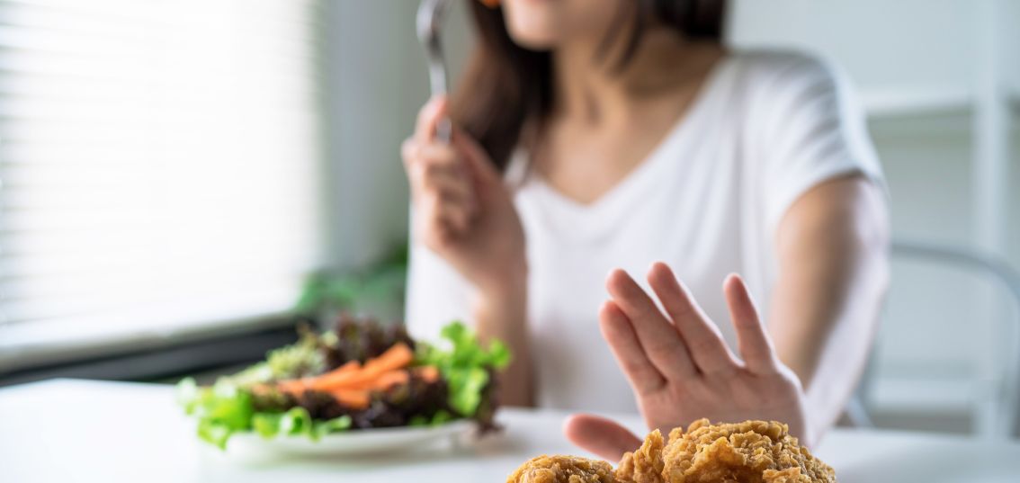 Pendant ma grossesse, on m’a interdit certains plats que j’adore… C’est pareil pendant que j’allaite ? Dois-je encore me priver ?