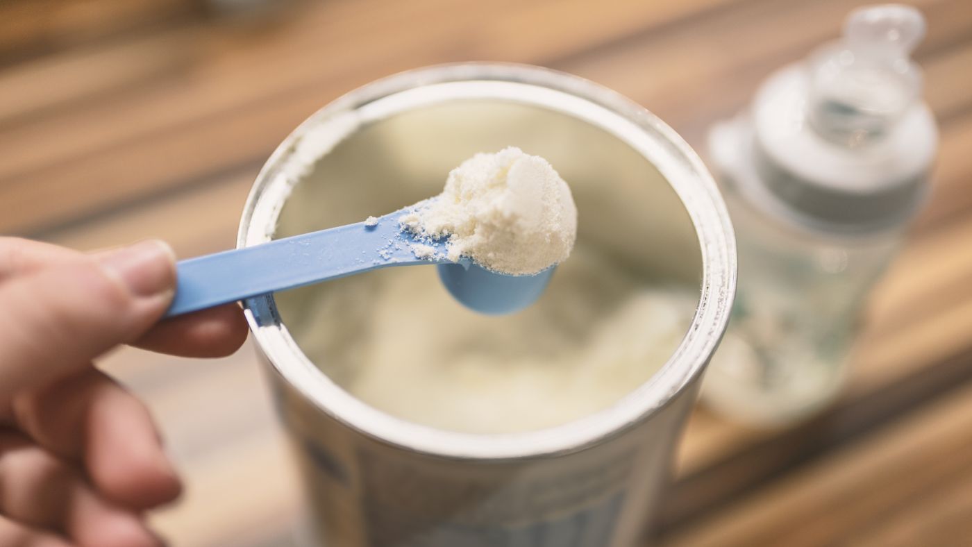 Quelle quantité de lait infantile donner à mon bébé ? Plus il grandit, plus ça augmente ?