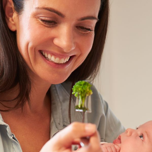 Qu’est-ce que je dois manger quand j’allaite ? Je suis un peu perdue… Est-ce que je dois manger plus ? Est-ce que je dois manger différemment ?
