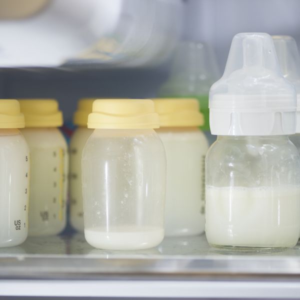 Le biberon de bébé : possible de le préparer à l’avance ? Comment le stocker ?