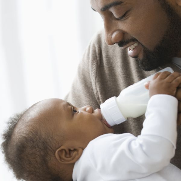 Dès les premiers biberons, comment mon(ma) conjoint(e) peut participer au sevrage de bébé ?