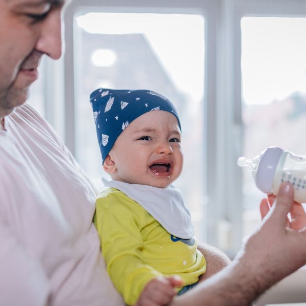 Mon bébé boude le biberon. Des conseils ?